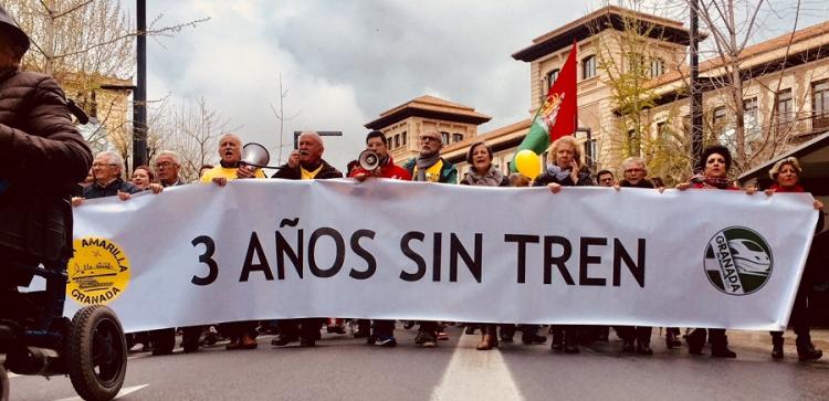 Marea Amarilla y Granada en Marcha portaban la pancarta con el lema'tres años sin tren'.
