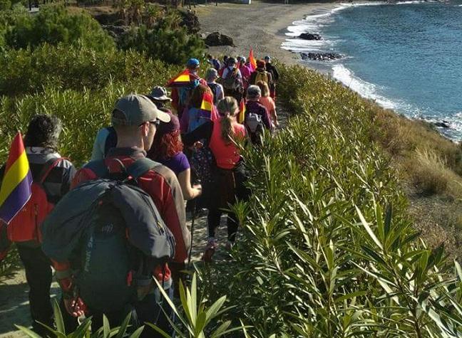 Participantes de La Desbandá recorren la costa granadina.