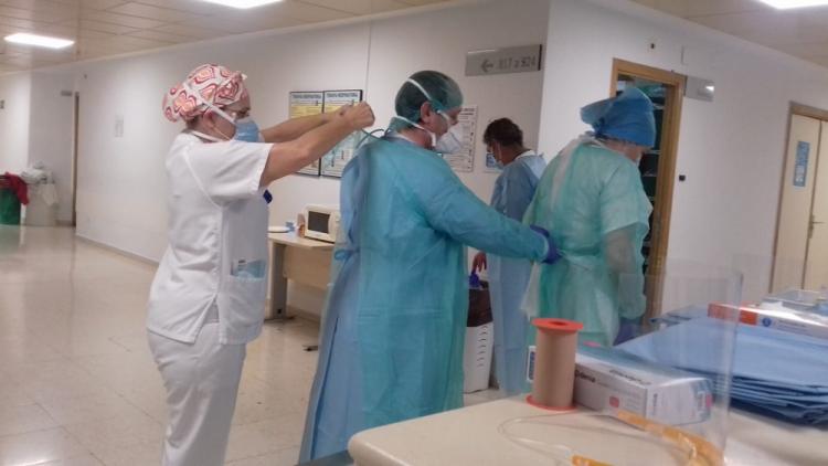 Profesionales del Virgen de las Nieves se colocan la indumentaria de seguridad. Profesionales del Virgen de las Nieves se colocan la indumentaria de seguridad.