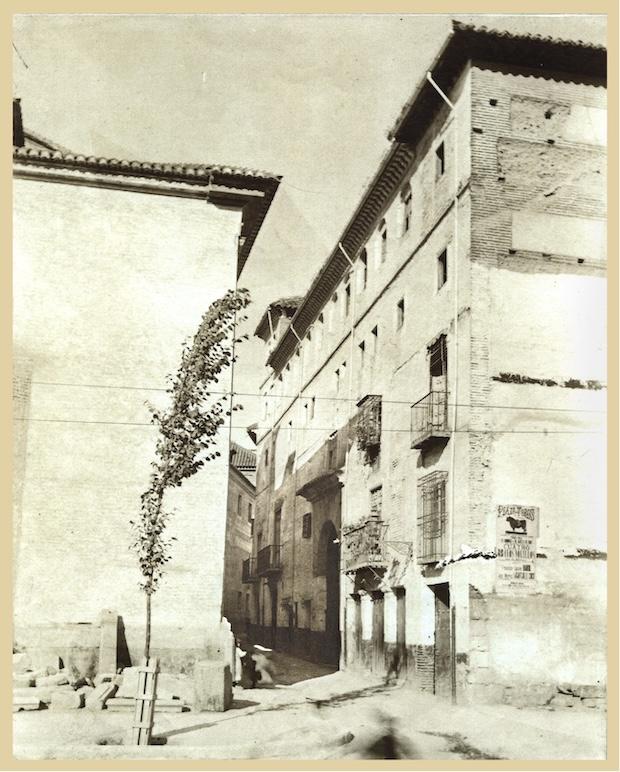 Edificio principal del Palacio de Cetti Meriem, con portada renacentista añadida en el XVI, ya partido para hacer la Gran Vía (1900). Enfrente, esquina del convento del Ángel Custodio. 