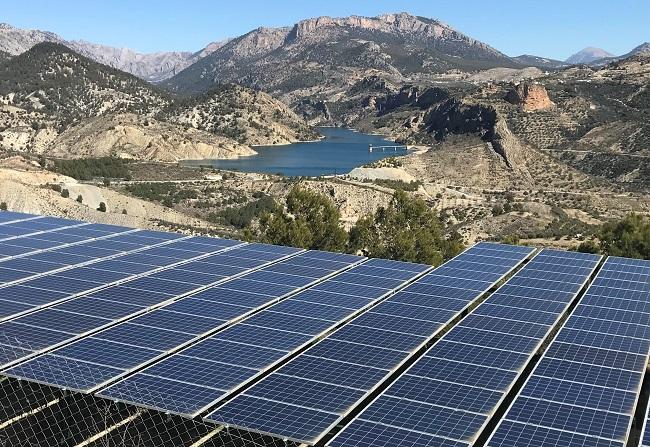 Instalación fotovoltaica en Castril con el embalse del Portillo al fondo.