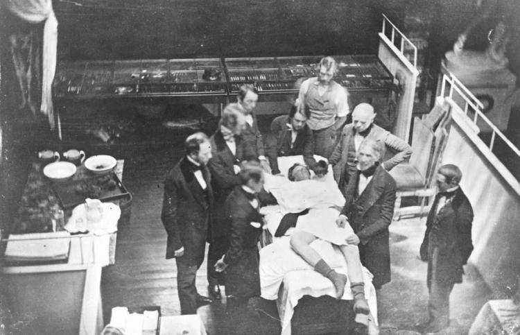 Fotografía tomada de la primera operación con anestesia general en Harvard (16 de octubre de 1846), por el retratista Albert Southworth Hawes. En realidad, se trata de un posado del día después, ya que el fotógrafo se desmayó al ver la sangre y no disparó el obturador en el momento adecuado.