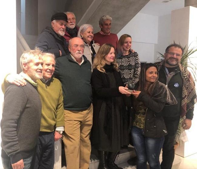 Amaranta Cano entregó el premio, en nombre de Granada Abierta, a Izabela Nicoleta Avram, portavoz de colectivo rumano-gitano.