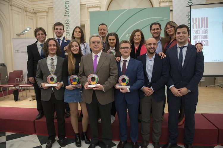 Foto de familia de los premiados. 