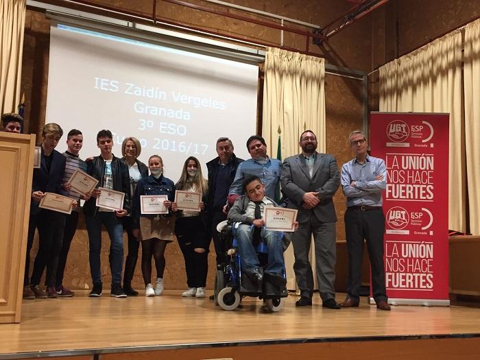 Alumnos premiados del Zaidín-Vergeles, junto  representantes de UGT y de la Junta.