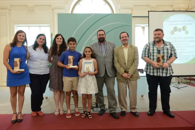 Los galardonados, con las autoridades educativas. Los galardonados, con las autoridades educativas.