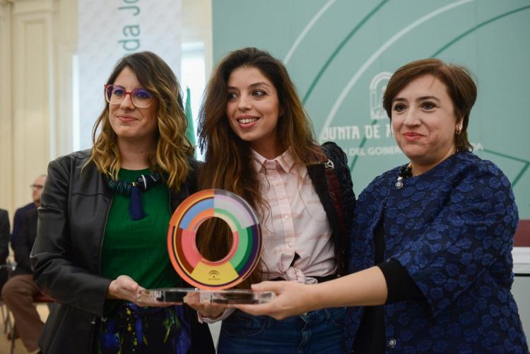 Soleá Morente flanqueada por Sandra García y Elena Fernández. Soleá Morente flanqueada por Sandra García y Elena Fernández.