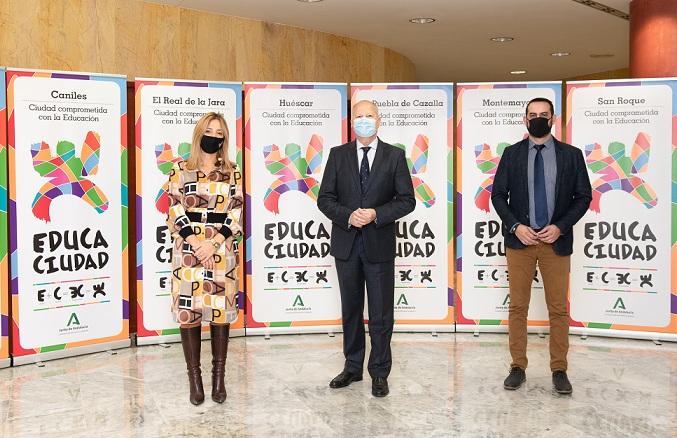 El consejero de Educación, Javier Imbroda (centro) en la entrega de premios telemática. 
