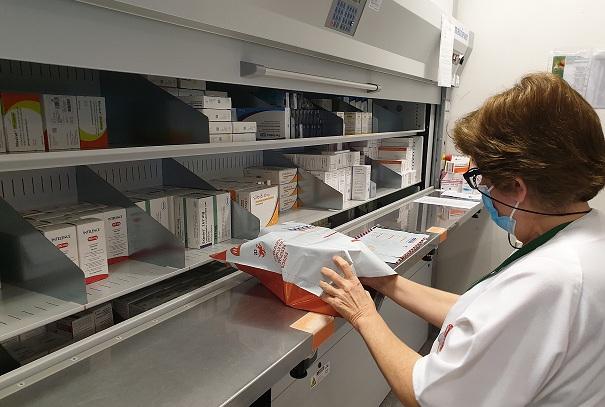 Preparación de un envío de medicamentos en el hospital. 