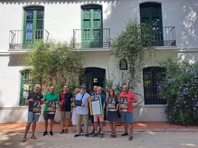 Representantes de los colectivos memorialistas ante la Huerta de San Vicente. 