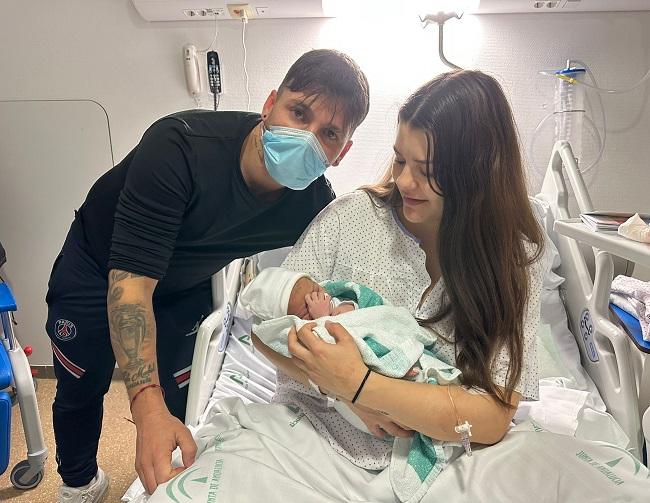 María y Francisco José posan con su hija Naima.