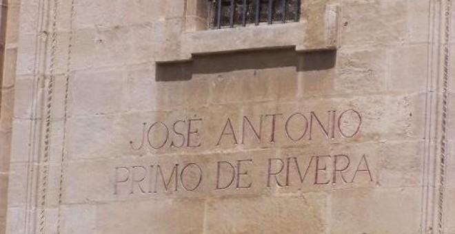 Relativamente Volverse Tormenta Los restos de Primo de Rivera salen de Cuelgamuros, pero su nombre sigue  junto a la Catedral de Granada | El Independiente de Granada