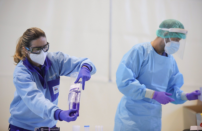 Profesionales sanitarios hacen test, en una imagen de archivo.