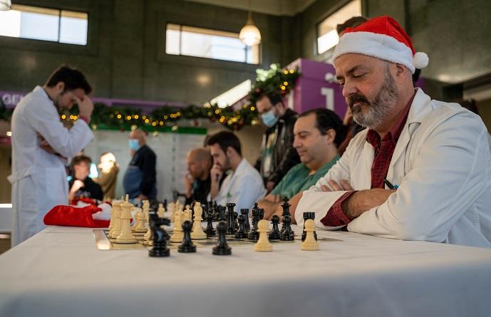 Un momento de la partida, con Enrique Rodríguez a la izquierda, de pie. 