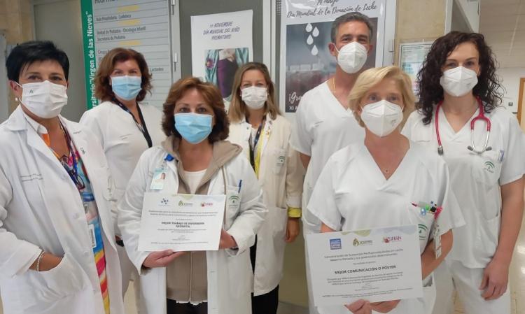 Profesionales del hospital con los diplomas de sus premios. 