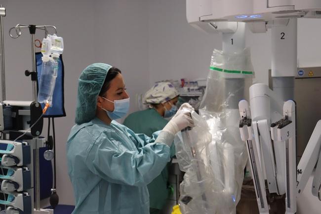 Profesionales preparan intervencion con robot Da Vinci.
