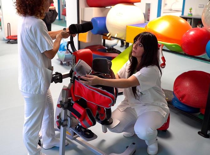 Profesionales preparan la sala de terapias de la nueva unidad.