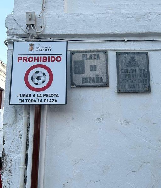 Fotografía con el cartel instalado en la histórica plaza.