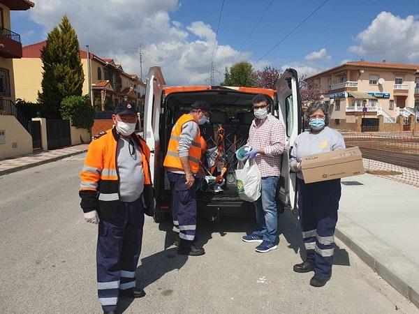 Los integrantes de Protección Civil recogen a domicilio las máscaras de snorkel.