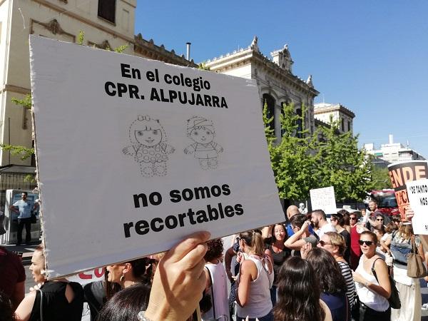 Ampas, docentes y representantes sindicales denuncian recortes en la escuela pública.