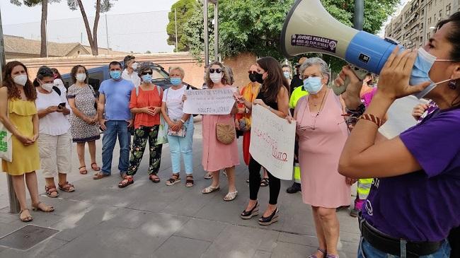 Imagen de la protesta celebrada este viernes junto a los Juzgados de la Caleta. 