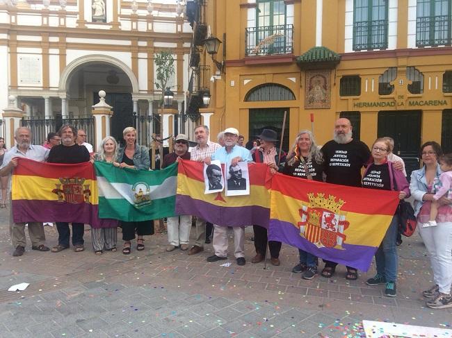 Concentración en la Basílica de la Macarena contra la tumba del genocida Queipo.