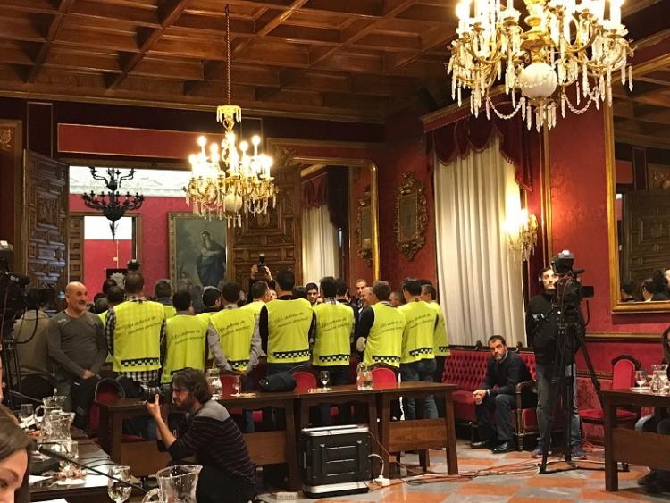 Protesta de los delegados del SIPLG en el pleno.