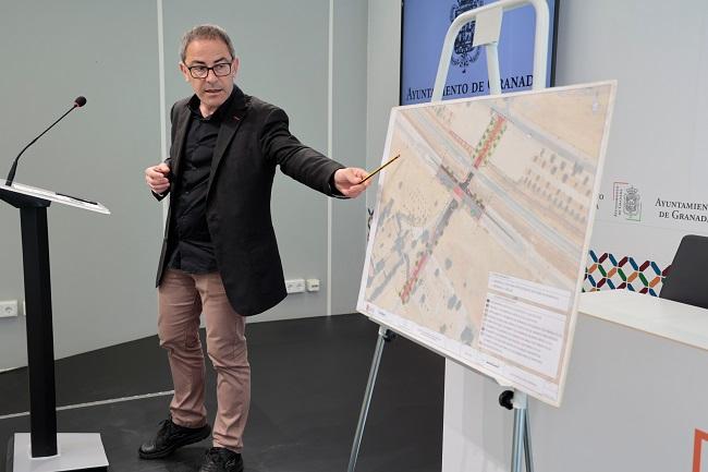 El concejal Miguel Ángel Fernández Madrid, señala el plano del proyecto.