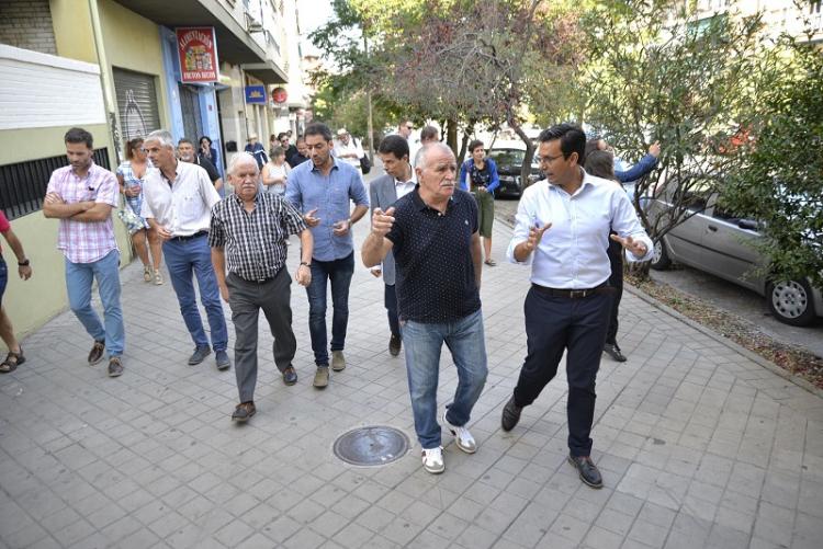 El alcalde conversa con el presidente de la Asociación de Vecinos de La Chana en su visita este jueves al barrio. El alcalde conversa con el presidente de la Asociación de Vecinos de La Chana en su visita este jueves al barrio.