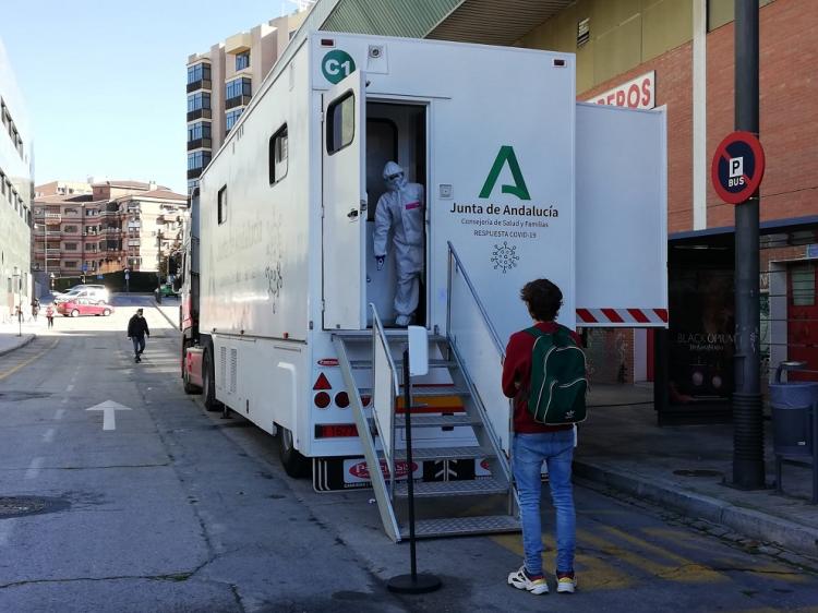 El camión móvil para el cribado está instalado este martes junto al Parque de Bomberos Sur.