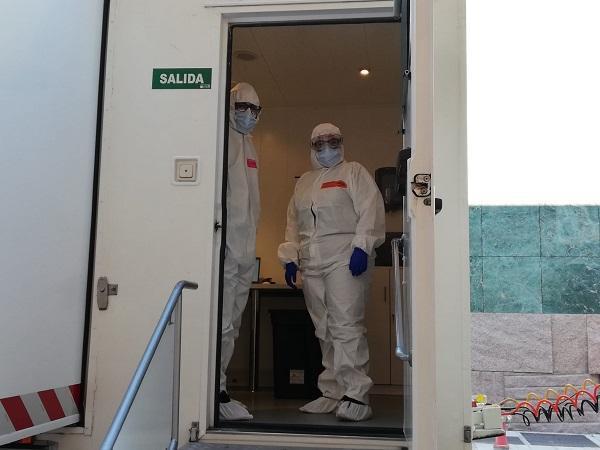 Profesionales sanitarios en una unidad móvil de cribados.