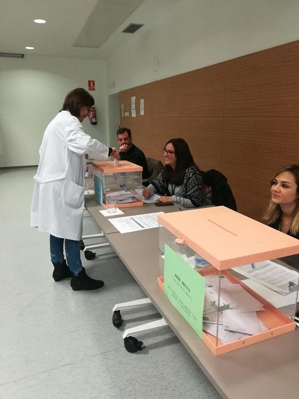 Mesas de votación en el PTS.