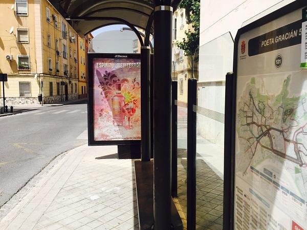 Publicidad de bebida alcohólica que se puede ver estos días en una marquesina de bus.