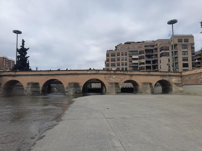 Foto actual del cajón de cemento en que fue convertido el cauce del río. El puente, remozado tras las intervenciones de 1985 y 1995.