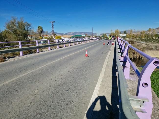 Puente pintado de morado.