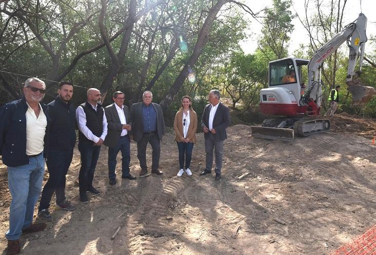 Visita a las obras para la construcción del puente. 