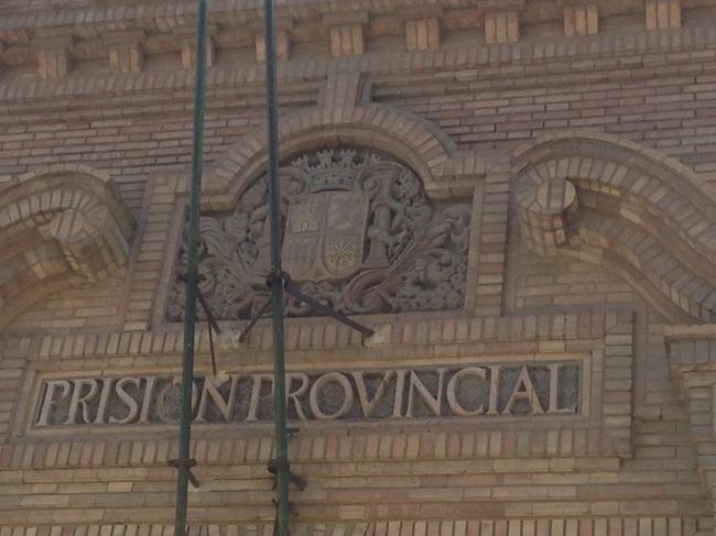 Puerta de la cárcel vieja, construida en 1931. El escudo de la II República fue respetado por el franquismo y la posterior monarquía. Uno de los pocos ejemplos del respeto al pasado.