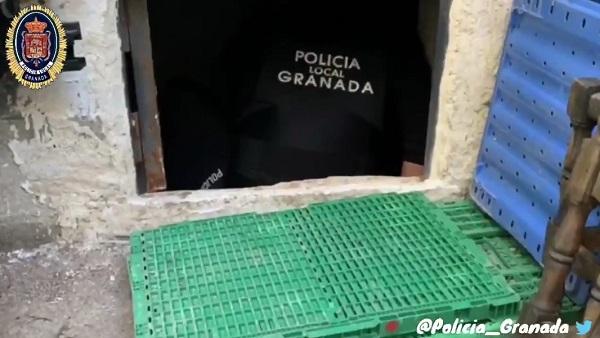 En la imagen se aprecia a agentes de la Policía Local ya en el interior del habitáculo excavado. En la imagen se aprecia a agentes de la Policía Local ya en el interior del habitáculo excavado.