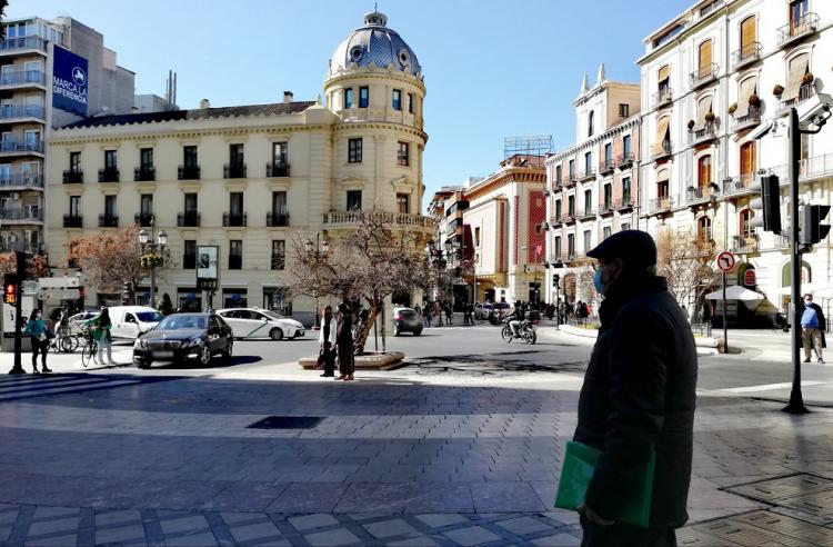 Un peatón camina por Puerta Real.