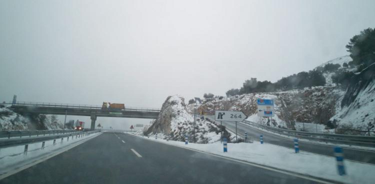 Nieve en la A-92 a su paso por el Puerto de la Mora. 