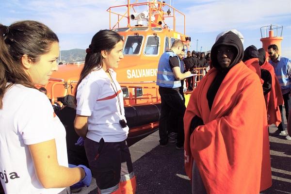 Llegada de las personas migrantes rescatadas al Puerto de Motril.