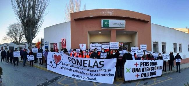 Concentración a las puertas del centro de salud de Purullena.