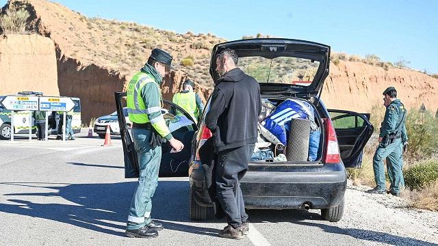 Control de la Guardia Civil durante la salida de los asistentes. 