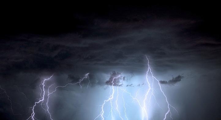 Descarga eléctrica durante una tormenta.