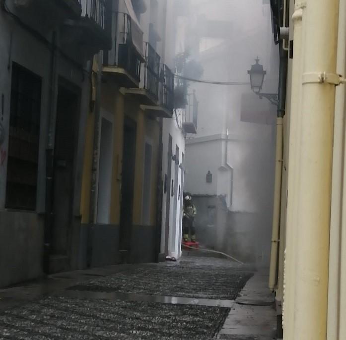 Imagen de los Bomberos sofocando el incendio.