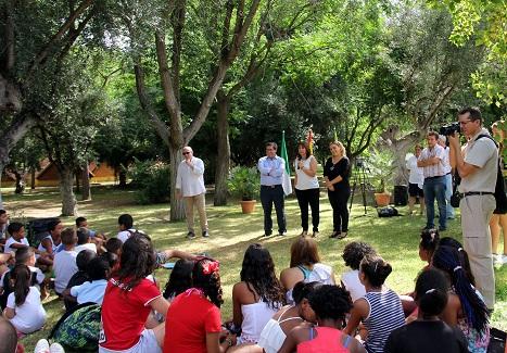 Recepción a los niños en la Ciudad Deportiva de Armilla.