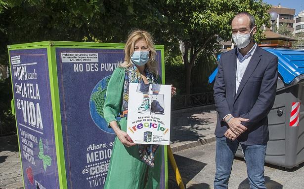 La concejala Pepa Rubia, junto a uno de los nuevos contenedores instalados. 