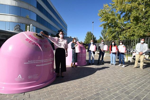 Contendores de vidrio rosa y miniiglús para luchar contra el cáncer de mama.