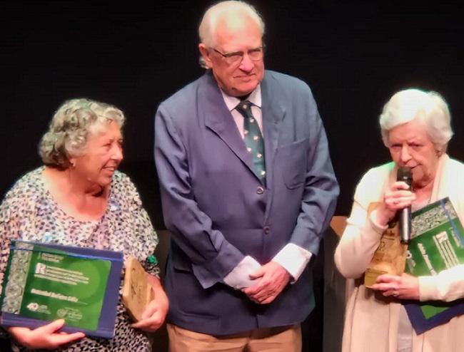 Nati Bullejos, junto a Jaime Raynaud, adjunto al Defensor, y Adela Jiménez, de Málaga Acoge.