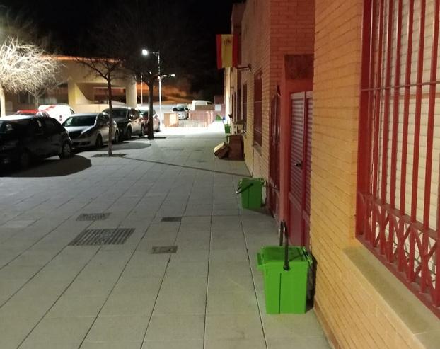 Pequeños contenedores colocados en la puerta de las viviendas para su recogida. 